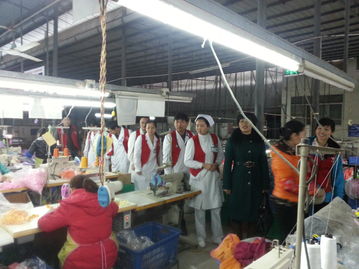 驅車送醫(yī)到工廠 真情服務為老人——自治區(qū)人民醫(yī)院團委組織青年醫(yī)務人員赴馬山縣開展學雷鋒義診活動